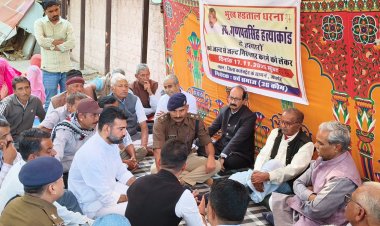 धरना स्थल पहुँचे मुख्य सचेतक व एसपी, नहीं माने परिजन, आरोपियों की गिरफ्तारी पर अड़े परिजन