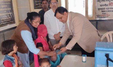 जालोर सीएमएचओ ने बच्चों को पिलाई पोलियो रोधी खुराक