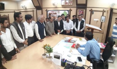 वकीलों ने पुलिस अधीक्षक को सौंपा ज्ञापन, निष्पक्ष जांच मांग 