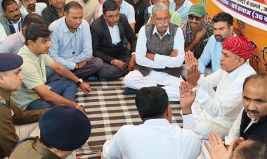 धरना स्थल पर पहुंचे सांसद लुम्बाराम बोले- कैसे भी करो केस खोलो... अब तो हद ही हो गई