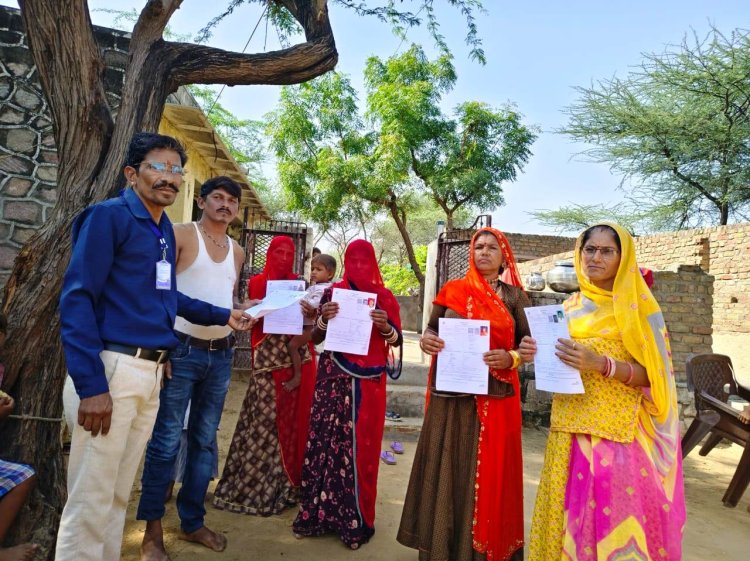 घर-घर पहुँच एसआईआर परिगणना प्रपत्र भरवा रहे बीएलओ