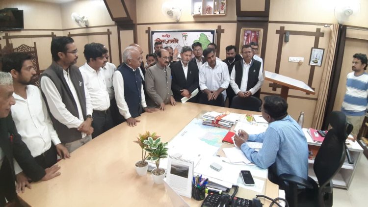 वकीलों ने पुलिस अधीक्षक को सौंपा ज्ञापन, निष्पक्ष जांच मांग 