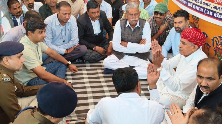 धरना स्थल पर पहुंचे सांसद लुम्बाराम बोले- कैसे भी करो केस खोलो... अब तो हद ही हो गई