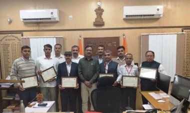 विशेष गहन पुनरीक्षण कार्यक्रम में उत्कृष्ट कार्य करने वाले राज्य स्तर पर चयनित 11 बीएलओ सुपरवाईजर को जिला निर्वाचन अधिकारी ने किया सम्मानित