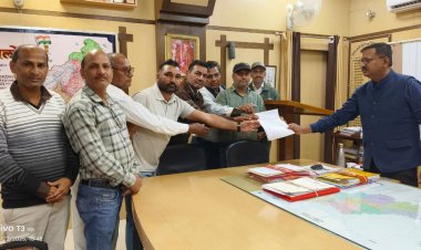 जालोर के एनएचएम संविदाकर्मियों ने नियमितीकरण व आरजीएचएस लागू करने की मांग को लेकर ज्ञापन सौंपा