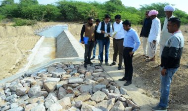 जलग्रहण विकास एवं भू-संरक्षण के निदेशक ने चारागाह एवं खड़ीन व एनिकट कार्यों का किया निरीक्षण