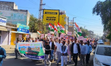 कांग्रेस ने स्थापना दिवस पर ध्वजारोहण कर अरावली संरक्षण व मनरेगा बदलाव मामले में निकाली रैली