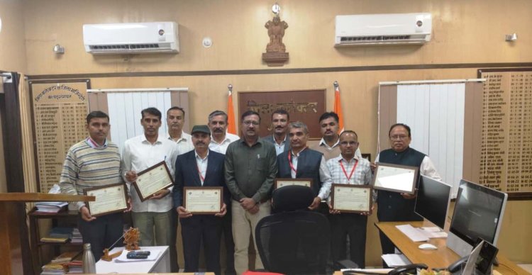 विशेष गहन पुनरीक्षण कार्यक्रम में उत्कृष्ट कार्य करने वाले राज्य स्तर पर चयनित 11 बीएलओ सुपरवाईजर को जिला निर्वाचन अधिकारी ने किया सम्मानित