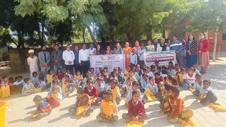खानपुर में रोटरी क्लब ने विद्यार्थियों को बांटी शैक्षणिक सामग्री