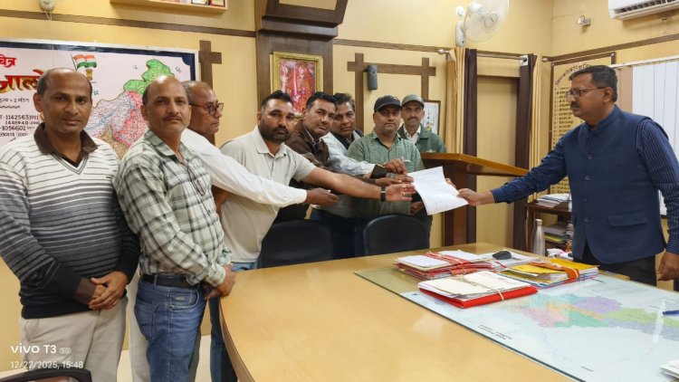 जालोर के एनएचएम संविदाकर्मियों ने नियमितीकरण व आरजीएचएस लागू करने की मांग को लेकर ज्ञापन सौंपा