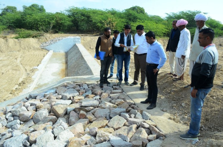 जलग्रहण विकास एवं भू-संरक्षण के निदेशक ने चारागाह एवं खड़ीन व एनिकट कार्यों का किया निरीक्षण