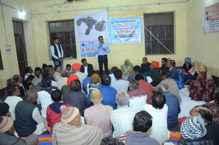 जलग्रहण विकास एवं भू-संरक्षण राजस्थान के निदेशक मुहम्मद जुनैद ने हरजी ग्राम पंचायत में की रात्रि चौपाल