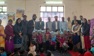 रोटरी क्लब ने बच्चों के लिए स्वेटर, कपड़े, टोपियां, जूते व खिलौने किए वितरित