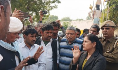 व्याख्याता के स्थानांतरण के विरोध विद्यार्थियों ने स्कूल के ताला जड़कर जताया विरोध