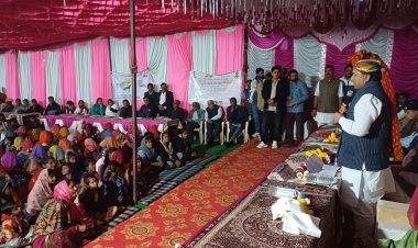 प्रभारी मंत्री ने अजीतपुरा में रात्रि चौपाल कर प्रस्तुत परिवादों को सुनकर उनका मौके पर करवाया समाधान