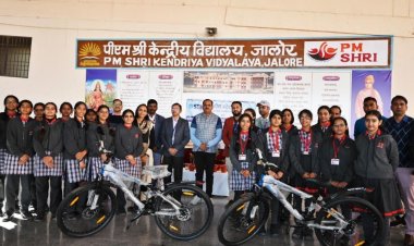 भारतीय स्टेट बैंक द्वारा 20 मेधावी एवं जरूरतमंद बालिकाओं को आधुनिक गियर युक्त साइकिलें की गई वितरित