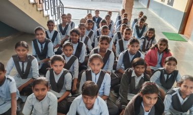 देवनारायण छात्रावास की बालिकाओं को उड़ान योजना के बारे में दी जानकारी