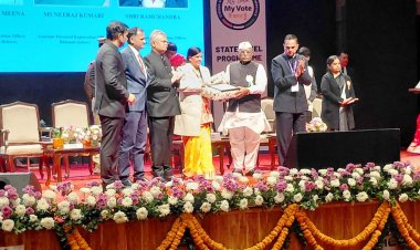 राज्य स्तरीय कार्यक्रम में सहायक निर्वाचन रजिस्ट्रीकरण अधिकारी नीरज कुमारी व भीनमाल के बीएलओ ओमप्रकाश सम्मानित