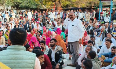 जालोर पहुंचे 24 गांवों के लोगों ने कलेक्टर से कहा - या तो त्रुटि सुधार कर झाब को बना दो या फिर चितलवाना पंचायत समिति में यथावत रखो