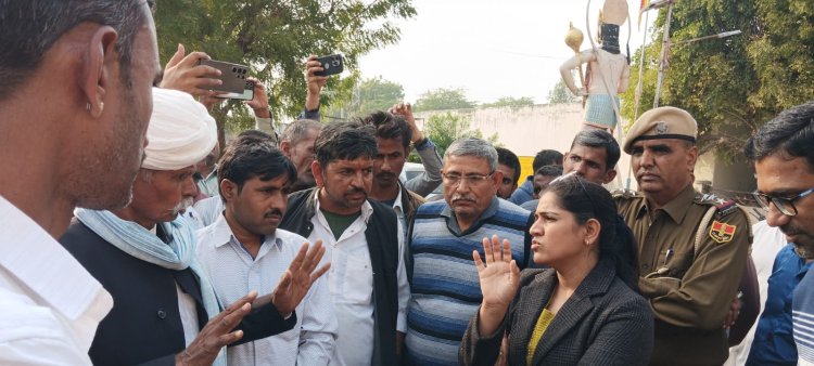 व्याख्याता के स्थानांतरण के विरोध विद्यार्थियों ने स्कूल के ताला जड़कर जताया विरोध