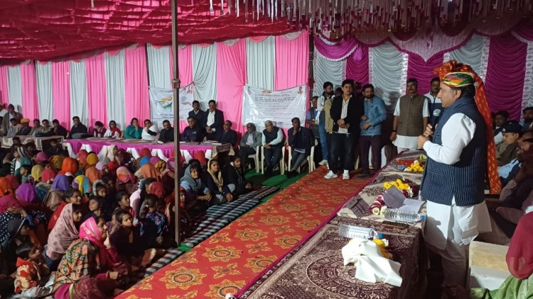 प्रभारी मंत्री ने अजीतपुरा में रात्रि चौपाल कर प्रस्तुत परिवादों को सुनकर उनका मौके पर करवाया समाधान