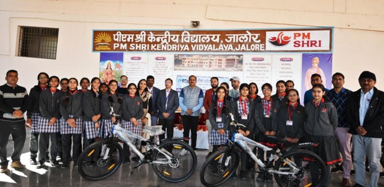 भारतीय स्टेट बैंक द्वारा 20 मेधावी एवं जरूरतमंद बालिकाओं को आधुनिक गियर युक्त साइकिलें की गई वितरित