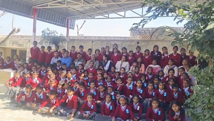 राजस्थान शिक्षक संघ राष्ट्रीय की अनूठी पहल, शिक्षकों ने ही मिलकर सरकारी स्कूल के बच्चों को बांटे स्वेटर