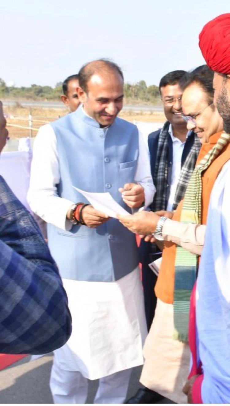 मुख्यमंत्री शर्मा को सिरोही दौरे पर रानीवाड़ा विधायक देवासी ने विभिन्न मांगों को लेकर सौंपा पत्र