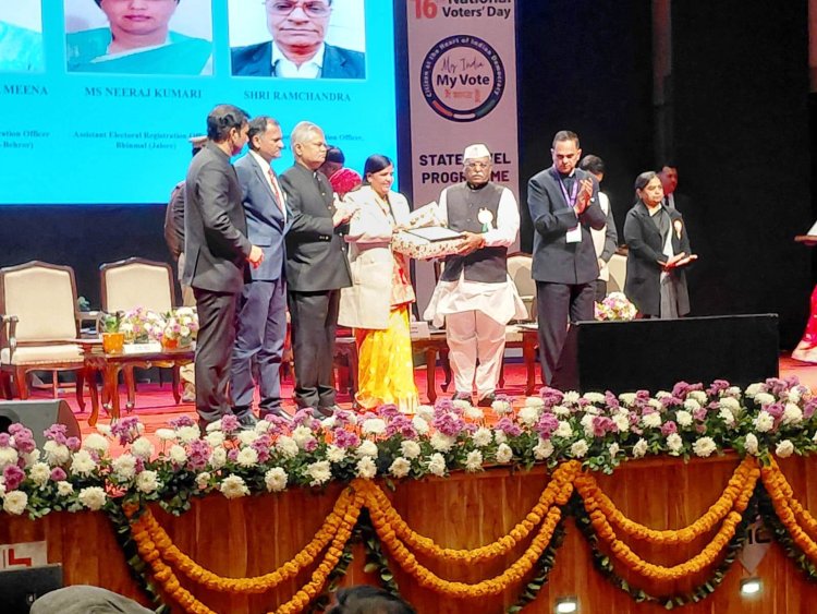 राज्य स्तरीय कार्यक्रम में सहायक निर्वाचन रजिस्ट्रीकरण अधिकारी नीरज कुमारी व भीनमाल के बीएलओ ओमप्रकाश सम्मानित