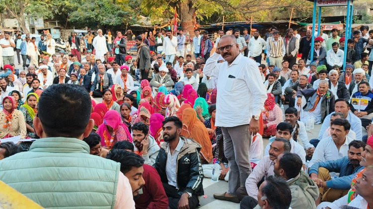 जालोर पहुंचे 24 गांवों के लोगों ने कलेक्टर से कहा - या तो त्रुटि सुधार कर झाब को बना दो या फिर चितलवाना पंचायत समिति में यथावत रखो