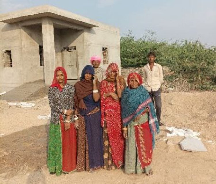 दस श्रमिकों ने फोटो खींचवाए, मौके पर एक भी श्रमिक मौजूद नहीं  