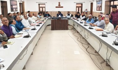 केन्द्र व राज्य सरकार की फ्लैगशिप योजनाओं तथा बजट घोषणाओं की क्रियान्विति प्राथमिकता के साथ सुनिश्चित करें-ज़िला कलक्टर