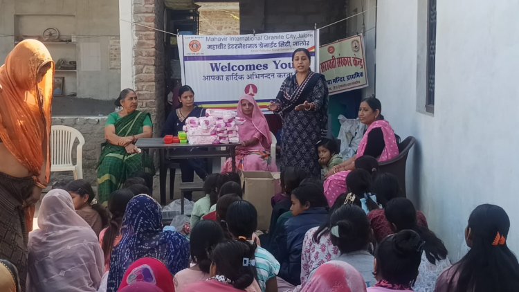 महावीर इंटरनेशनल ग्रेनाइट सिटी जालोर द्वारा आंगनवाड़ी केंद्र में सेनेटरी नेपकिन व शिक्षण सामग्री वितरण