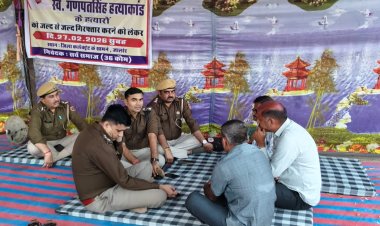 खुलासे की मांग को लेकर धरने पर बैठे परिवार से पुलिस अधिकारियों ने की समझाइश, मानने को तैयार नहीं परिवार