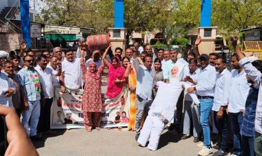 बढ़ती गैस कीमतों को लेकर जालोर में कांग्रेस ने केंद्र सरकार के विरुद्ध किया प्रदर्शन