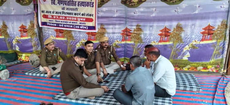 खुलासे की मांग को लेकर धरने पर बैठे परिवार से पुलिस अधिकारियों ने की समझाइश, मानने को तैयार नहीं परिवार