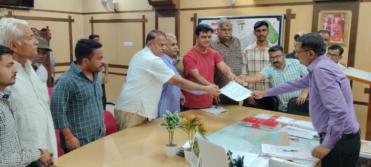 ईडब्लूएस को पंचायत चुनाव में 10% आरक्षण देने की मांग, कलेक्टर को सौंपा ज्ञापन