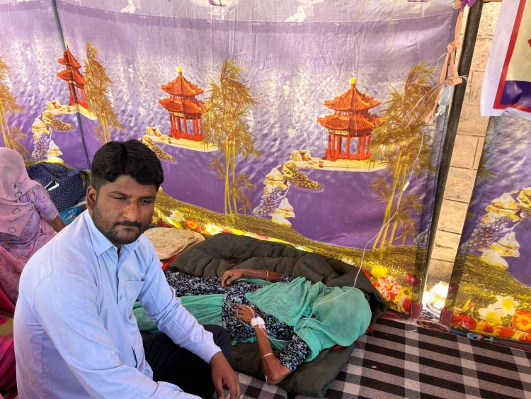 गणपतसिंह मांडोली के परिवार का धरना जारी, कीटोन बढ़ने की आशंका से मां का अनशन स्थल पर किया उपचार