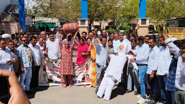 बढ़ती गैस कीमतों को लेकर जालोर में कांग्रेस ने केंद्र सरकार के विरुद्ध किया प्रदर्शन