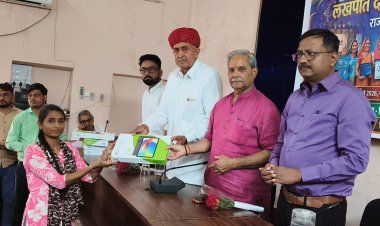 जालोर में उत्कृष्ट कार्य करने वाली 82 लखपति दीदी को डिजिटल टेबलेट देकर सम्मानित किया 