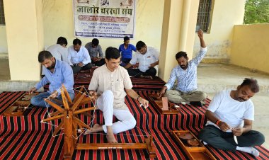 चरखे से सूत कातकर गांधीवादी विचारधारा को जन-जन तक पहुंचाने का प्रयास कर रहा जालोर चरखा संघ