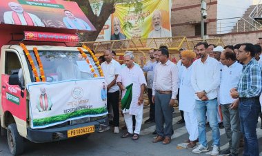 एलईडी वैन से ग्राम आयोजन एवं 13 विभागों की योजनाओं देने के लिए रवाना हुए ग्राम रथ