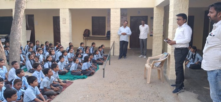 न्यायिक अधिकारी पहुंचे स्कूलों में, बच्चों को पढ़ाया साइबर अपराध से बचने का पाठ
