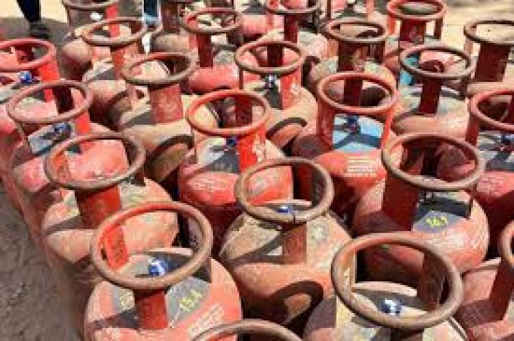 रसद विभाग द्वारा ट्रक से जब्त किए गए 136 गैस सिलेण्डर