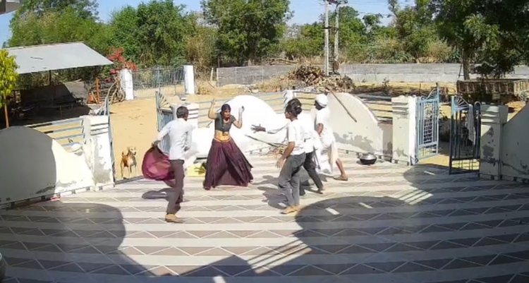 मैत्रीवाड़ा में आटा-साटा मामले को लेकर हुआ विवाद, महिला पर बरसाई लाठियां