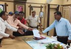 आरटीई के बकाया पैसे दिलाने की मांग को लेकर जिला कलेक्टर को सौंपा ज्ञापन