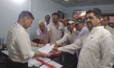 दवाइयां नहीं मिलने पर पेंशनर्स ने जताया आक्रोश, सौंपा ज्ञापन