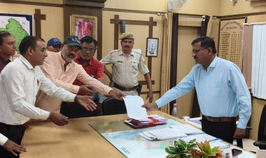 आरटीई के बकाया पैसे दिलाने की मांग को लेकर जिला कलेक्टर को सौंपा ज्ञापन
