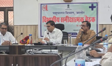 पशुपालन विभाग के निदेशक मीणा ने पशुपालन विभाग की योजनाओं की प्रगति की ली समीक्षा बैठक