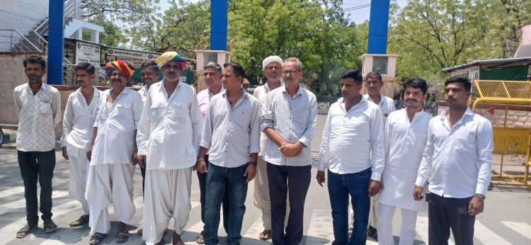 दादाल में एक ट्रस्ट को आवंटित की गई जमीन का हो रहा विरोध, ग्रामीणों ने सौंपा ज्ञापन